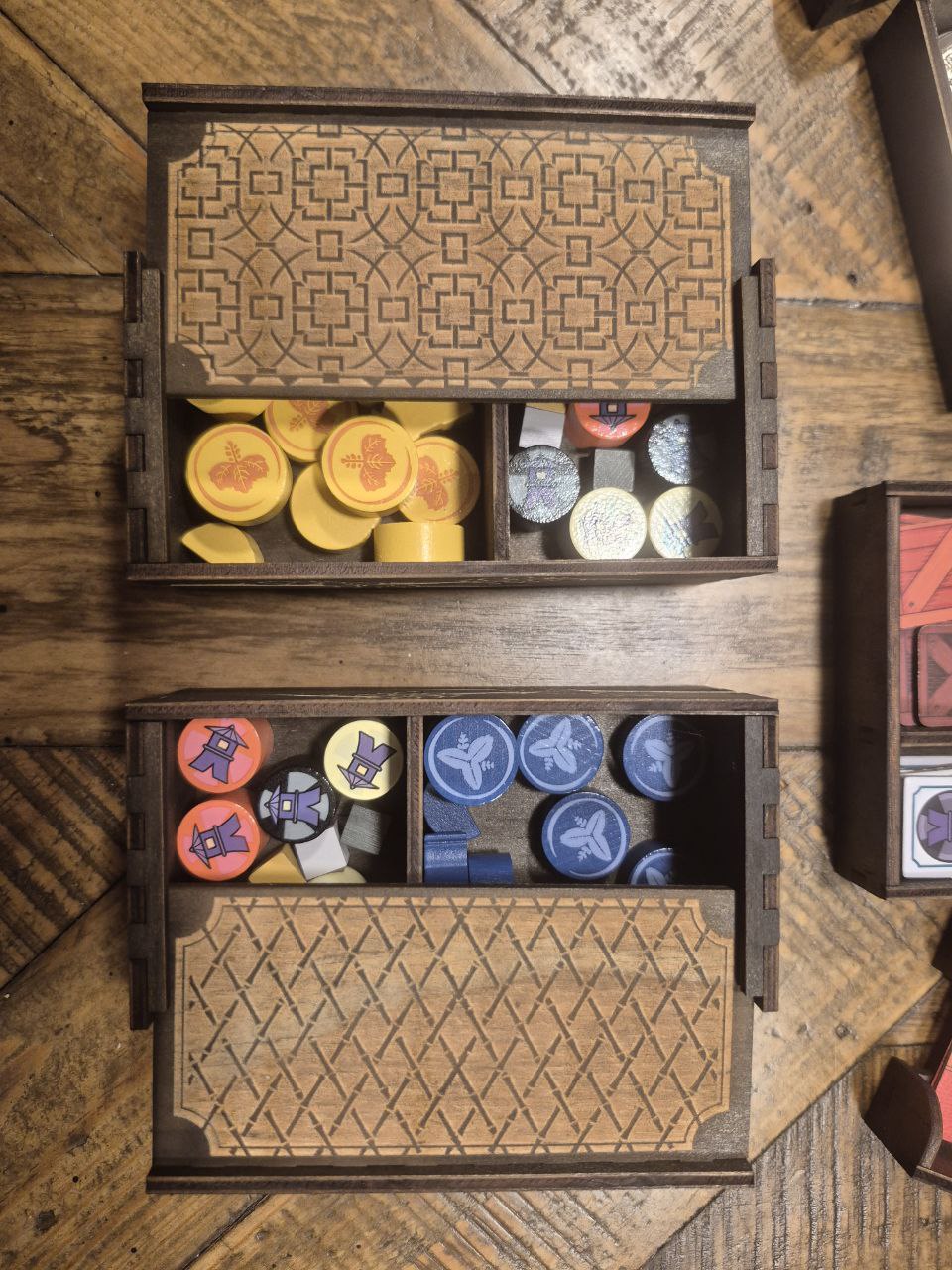 3DLevelup Wooden box for white castle duel with compartments containing colorful player tokens on a wooden surface.