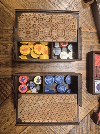 3DLevelup Wooden box for white castle duel with compartments containing colorful player tokens on a wooden surface.